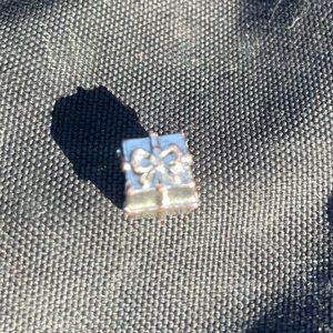 Gift box pandora charm